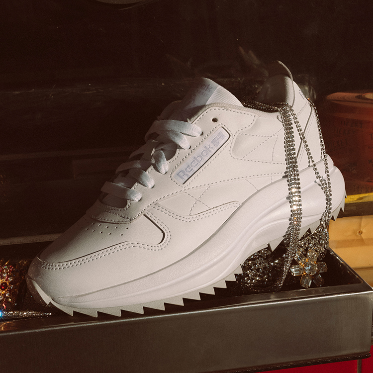 Reebok ��ԃ��f�����A�b�v�f�[�g �uEXTRAS�v