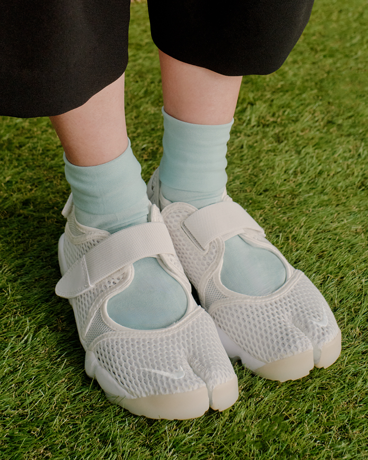 AIR RIFT�ł���y�₩�ȃX�^�C�� �ؑ��J�G�����񒅗p�bNIKE �R�[�f�B�l�[�g