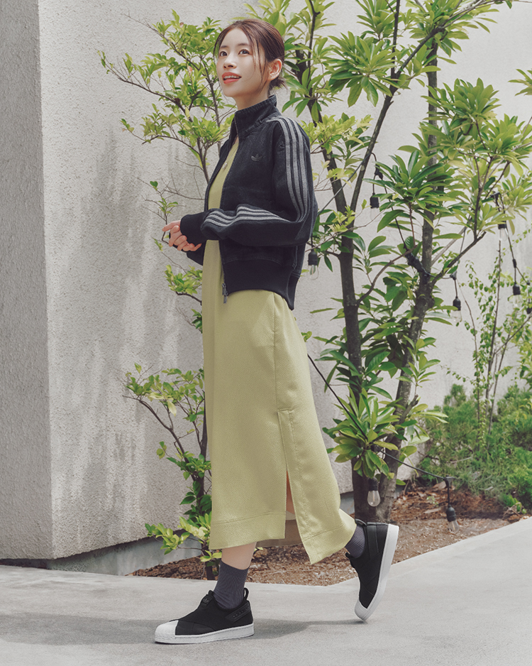 気軽に履けて、毎日のスタイルに寄り添う一足。SUPERSTAR SLIP ON |アディダス コーディネート
