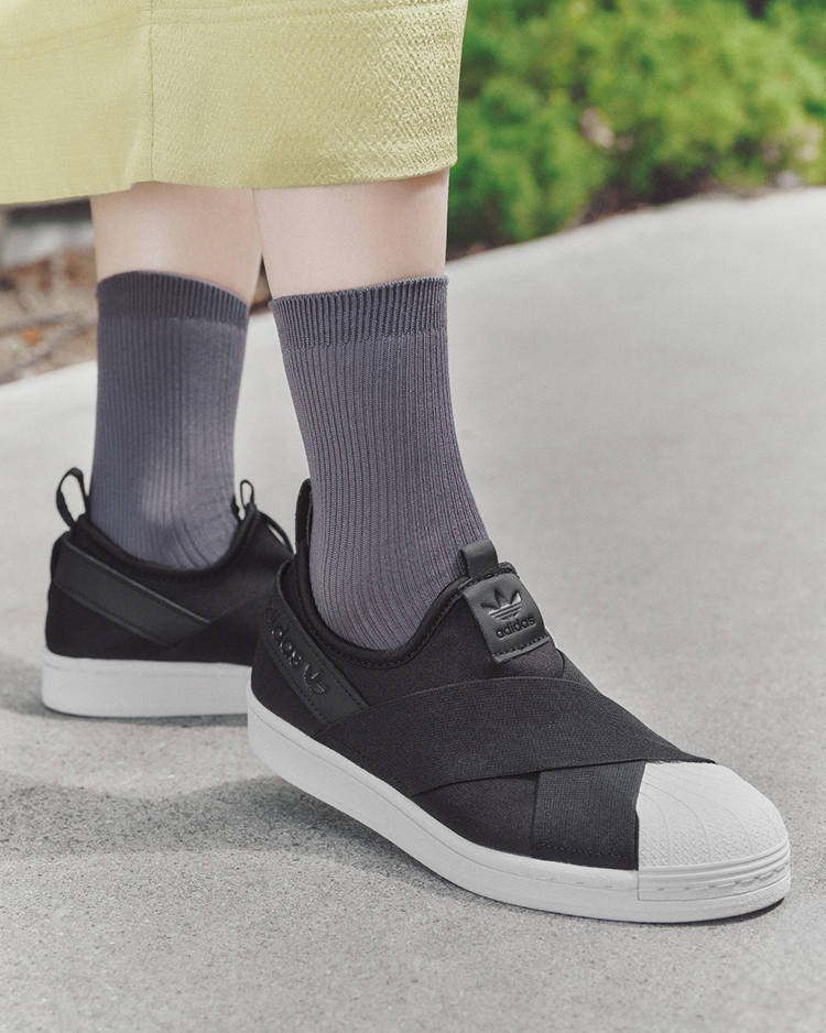 気軽に履けて、毎日のスタイルに寄り添う一足。SUPERSTAR SLIP ON |アディダス コーディネート