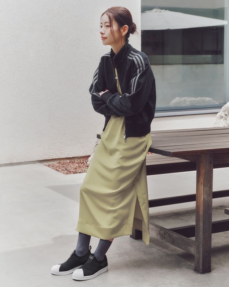 気軽に履けて、毎日のスタイルに寄り添う一足。SUPERSTAR SLIP ON |アディダス コーディネート
