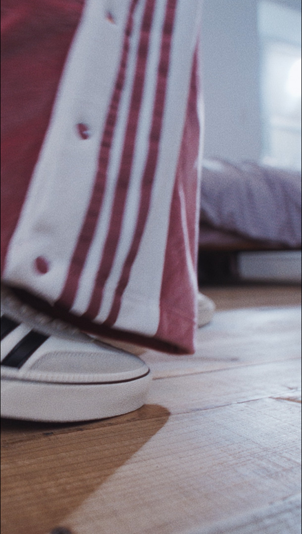 おさきさんが着こなすadidas Originalsのベロアトラックジャージ＆ポロ