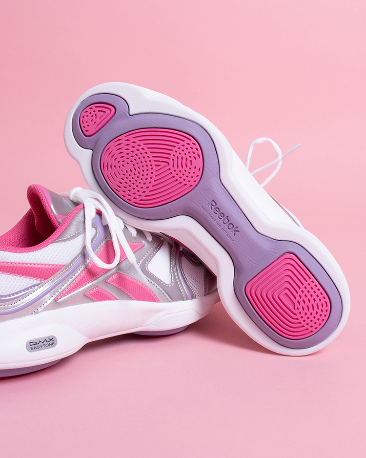 Reebok | ����t�ނ��񒅗p�wEASYTONE�x�œ��퐶�����E�H�[�L���O�ɁI