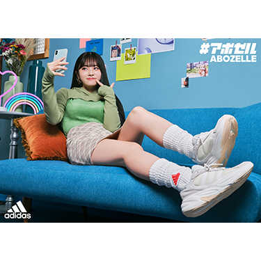�g�����h�̃`�����L�[�\�[���𓋍ڂ����O���[�o���X�|�[�c�u�����h�̃A�f�B�_�X(adidas)�̐V���f���uABOZELLE�v�l�C�C���t���G���T�[��񂳂�����f����Z����l�C��Y2K�t�@�b�V�����ɐg���񂾃r�W���A�����J